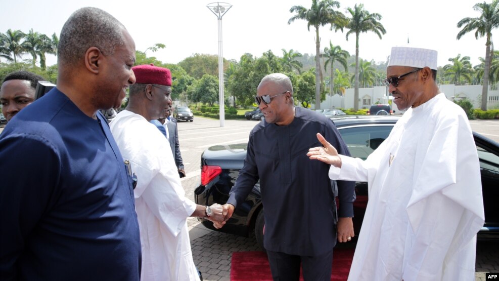 President of Nigeria Muhammadu Buhari (R) greets former President of Ghana John Mahama (2nd R) in Abuja on Jan. 9, 2017.