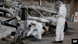 La police scientifique examine les lieux des attaques à Ouagadougou, le 17 janvier 2016. (AP Photo/Sunday Alamba)