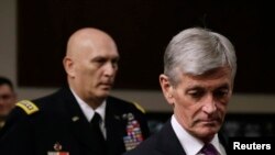 美國陸軍部部長麥克休（右）和陸軍參謀長奧迪爾諾上將4月3日出席參議院聽證會。
