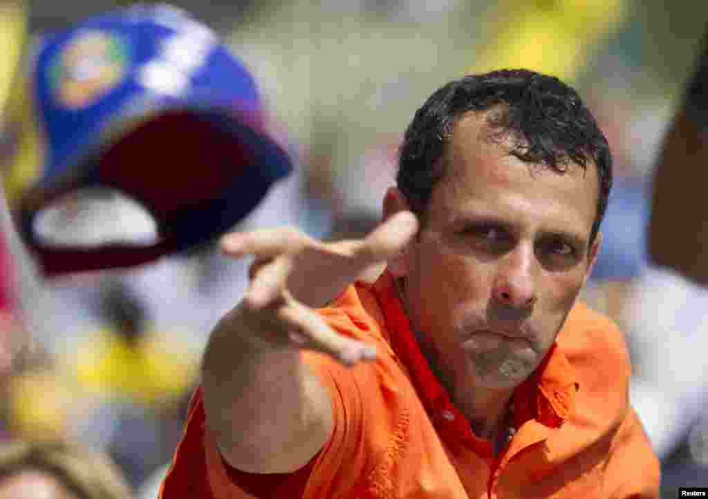 Capriles lanza su gorra a la multitud como caracter&iacute;stica de sus mitines.