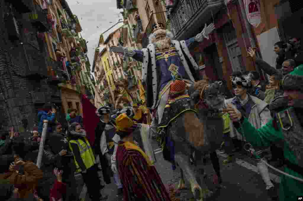 La Cabalgata de los Reyes Magos atravieza una calle de la ciudad vieja de Pamplona, en el norte de España, en la víspera de la Epifanía.