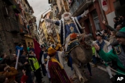 La Cabalgata de los Reyes Magos cruza una calle de la antigua ciudad el día antes de la Epifanía, en Pamplona, en el norte de España, el martes 5 de enero de 2016.