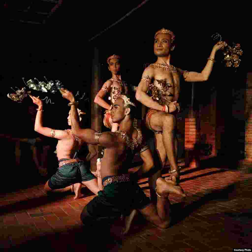 ក្រុមរបាំ Prumsodun Ok & NATYARASA សម្តែងរបាំ Santhyea Vehea ដែលបង្ហាញពីរបាំប្រពៃណីខ្មែរ តូរ្យតន្រ្តី និងសម្លៀកបំពាក់បុរាណ ដើម្បីឆ្លុះបញ្ចាំងពីសេចក្តីស្រឡាញ់ និងអាពាហ៍ពិពាហ៍រវាងបុរសពីរនាក់។ ការសម្តែងរបាំនេះ ត្រូវបានធ្វើឡើងនៅខេត្តសៀមរាប ថ្ងៃទី១៤ ខែកក្កដា ឆ្នាំ២០១៧។ (រូបថត៖ Lina Goldberg)