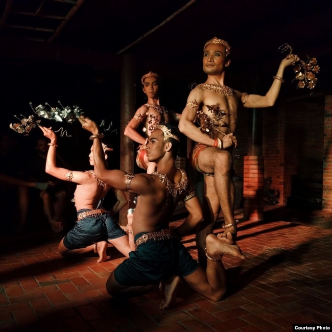 ក្រុមរបាំ Prumsodun Ok & NATYARASA សម្តែងរបាំ Santhyea Vehea ដែលបង្ហាញពីរបាំប្រពៃណីខ្មែរ តូរ្យតន្រ្តី និងសម្លៀកបំពាក់បុរាណ ដើម្បីឆ្លុះបញ្ចាំងពីសេចក្តីស្រឡាញ់ និងអាពាហ៍ពិពាហ៍រវាងបុរសពីរនាក់។ ការសម្តែងរបាំនេះ ត្រូវបានធ្វើឡើងនៅខេត្តសៀមរាប ថ្ងៃទី១៤ ខែកក្កដា ឆ្នាំ២០១៧។ (រូបថត៖ Lina Goldberg)