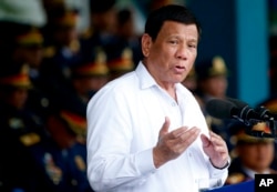 Philippines President Rodrigo Duterte gestures while addressing police force to mark the 117th Philippine National Police Service anniversary at Camp Crame in Quezon city northeast of Manila, Aug. 8, 2018.