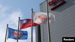 芯片制造代工龙头台积电和台湾的旗帜在新竹总部外飘扬。（资料照片）