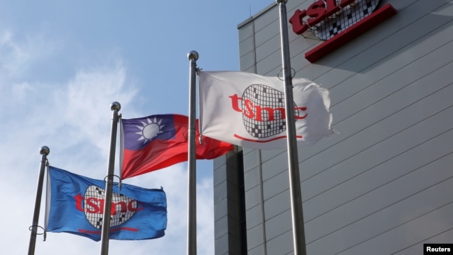 芯片制造代工龙头台积电和台湾的旗帜在新竹总部外飘扬。（资料照片）