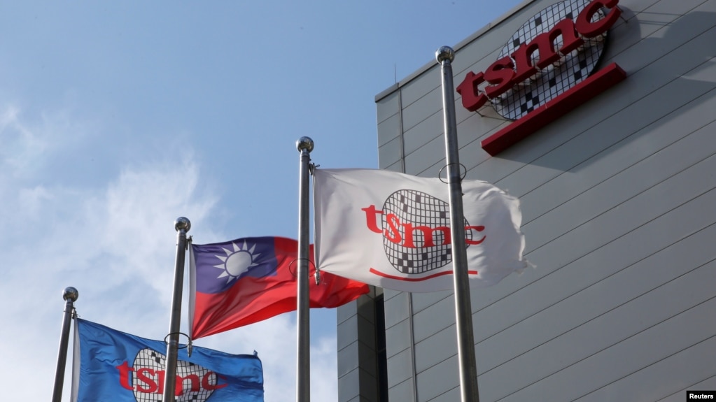 芯片制造代工龙头台积电和台湾的旗帜在新竹总部外飘扬。（资料照片）(photo:VOA)
