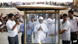 星期五印度活動人士安納•哈扎爾在新德裡祈禱
