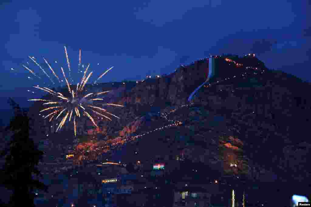 کرد&zwnj;های عراقی مشعل&zwnj;های روشن را بالای کوه حمل می&zwnj;&zwnj;کنند به مناسبت جشن نوروز؛ شهر عقره، عراق.