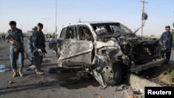 Polis Afghanistan tengah memeriksa lokasi ledakan bom bunuh diri di provinsi Helmand (Foto: dok). Dua ledakan bom pinggir jalan di wilayah ini, Kamis pagi (10/7), menewaskan lima orang, termasuk dua polisi elit Afghanistan.