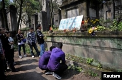 在清明节前，在重庆红卫兵公墓，有学生蹲下阅读碑文。这里埋葬着死于文革中派系武斗的红卫兵（2012年4月2日）