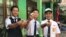 Tiga siswa SMPN 46 Bandung, Asril, Adam, dan Galang, menunjukkan tiga anak ayam yang mereka pelihara. (VOA/Rio Tuasikal)