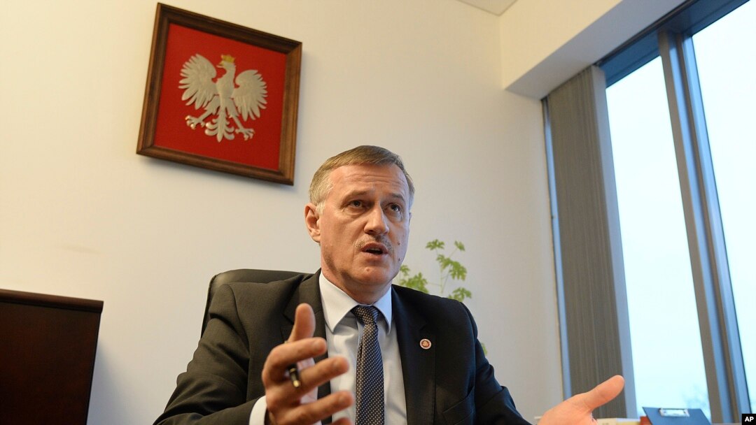Jaksa penuntut Andrzej Pozorski berbicara dalam wawancara dengan The Associated Press di Warsawa, Polandia (13/3). (AP/Czarek Sokolowski)