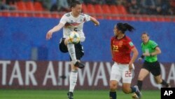 L'Allemande Marina Hegering rivalise pour le ballon avec l'Espagnol Nahikari Garcia lors du match du Groupe B de la Coupe du Monde, à Valenciennes, en France, le 12 juin 2019.