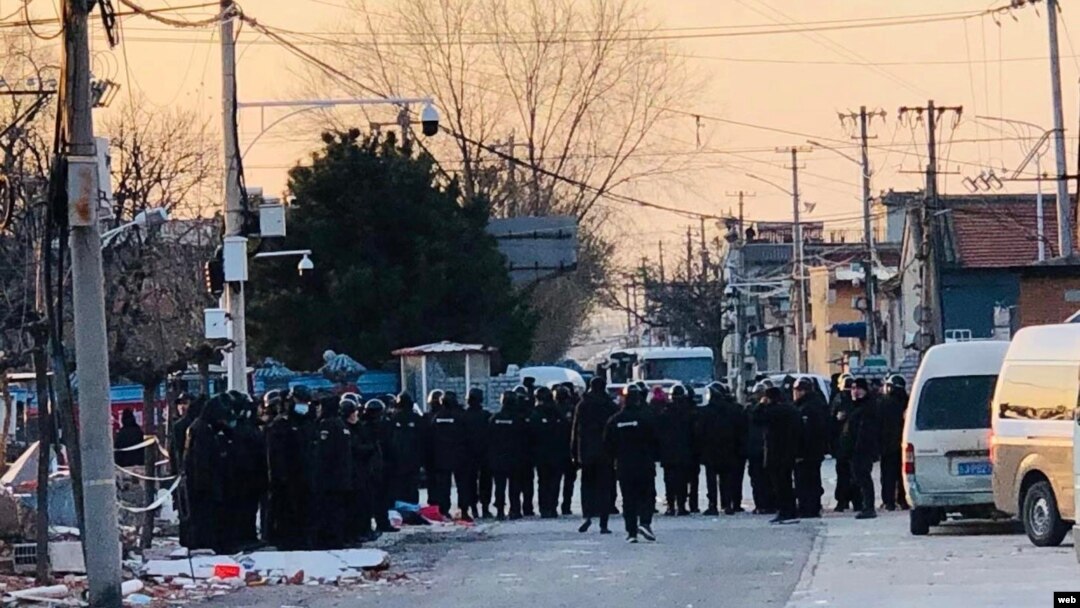 遭强拆的北京昌平香堂文化新村小区路口被防暴黑衣人封锁。（网络图片）