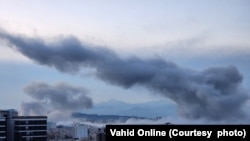 تصویری از دود ناشی از حملات و انفجارهای بامدادی در روز ۱۲ فروردین در تهران