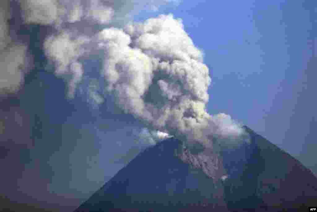 Mount Merapi spews volcanic material as seen from Cangkringan, Indonesia, Wednesday, Nov. 17, 2010. (AP Photo)