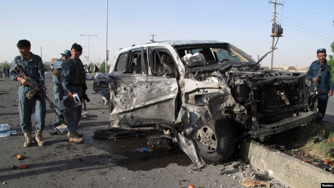 Polis Afghanistan tengah memeriksa lokasi ledakan bom bunuh diri di provinsi Helmand (Foto: dok). Dua ledakan bom pinggir jalan di wilayah ini, Kamis pagi (10/7), menewaskan lima orang, termasuk dua polisi elit Afghanistan.