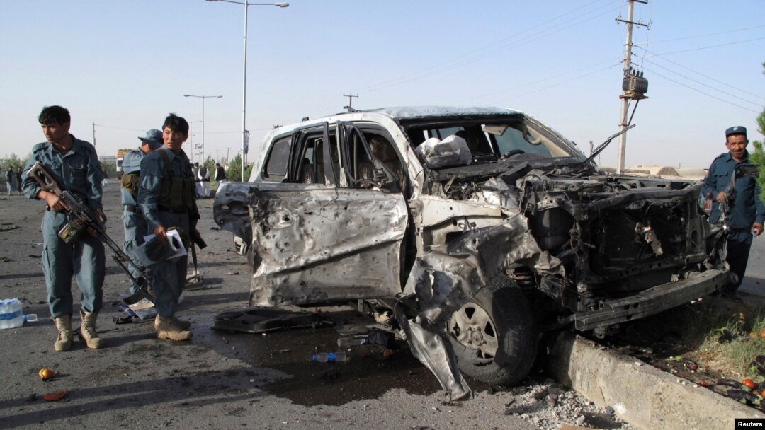 Polisi Afghanistan memeriksa lokasi ledakan bom mobil bunuh diri di provinsi Helmand (17/6). Kepala Polisi setempat, Mohammad Nabi Ilham, dilaporkan selamat dalam serangan bom bunuh diri yang dilancarkan saat dalam perjalanan ke kantornya di Lashkar Gah, Senin pagi tersebut.