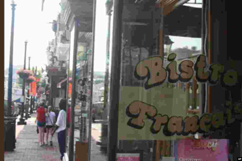 乔治城街道上不同种类的店铺