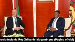 Filipe Nyusi, Presidente de Moçambique (dir.), com Marcelo Rebelo de Sousa, Presidente de Portugal