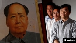 1989年曾污损天安门上毛泽东像的余志坚、喻东岳和鲁德成在美国华盛顿同被污损的毛泽东画像的照片合影。（2009年6月2日）
