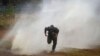 폴란드 국경수비대, 국경 이주민에 최루탄·물대포 발사
