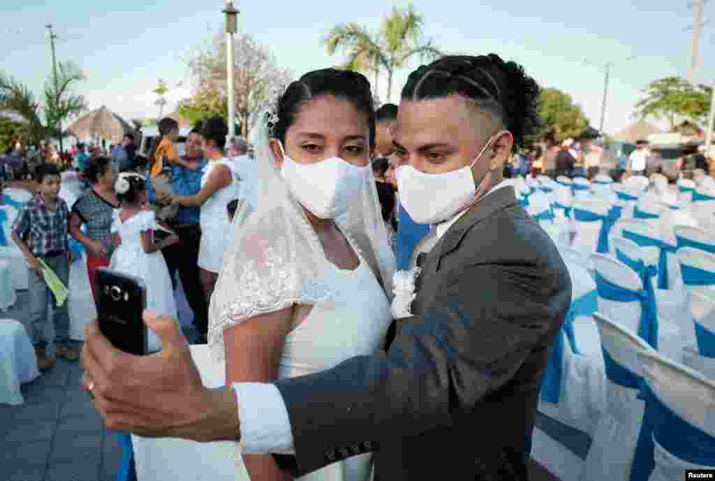 A pesar de lo negativo que ha tra&#237;do la pandemia, muchas parejas han decidido continuar con sus celebraciones y contraer nupcias, como lo hicieron estos reci&#233;n casados en Managua, Nicaragua.