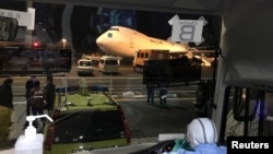 在日本羽田国际机场上的一架美国准备接走“钻石公主号”游轮上美国公民的包机。（2020年2月17日）
