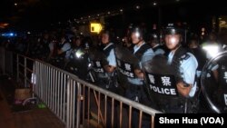  2019年6月10日凌晨，香港防暴警察准备在立法会外实行清场行动 （美国之音记者申华拍摄）