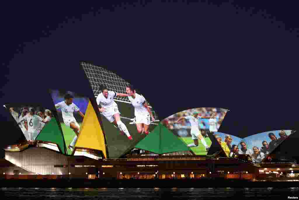 Sydney Opera House dihiasi dengan lampu warna-warni untuk merayakan upaya bersama Australia dan Selandia Baru menjadi tuan rumah Piala Dunia Wanita FIFA 2023, di Sydney, Australia.
