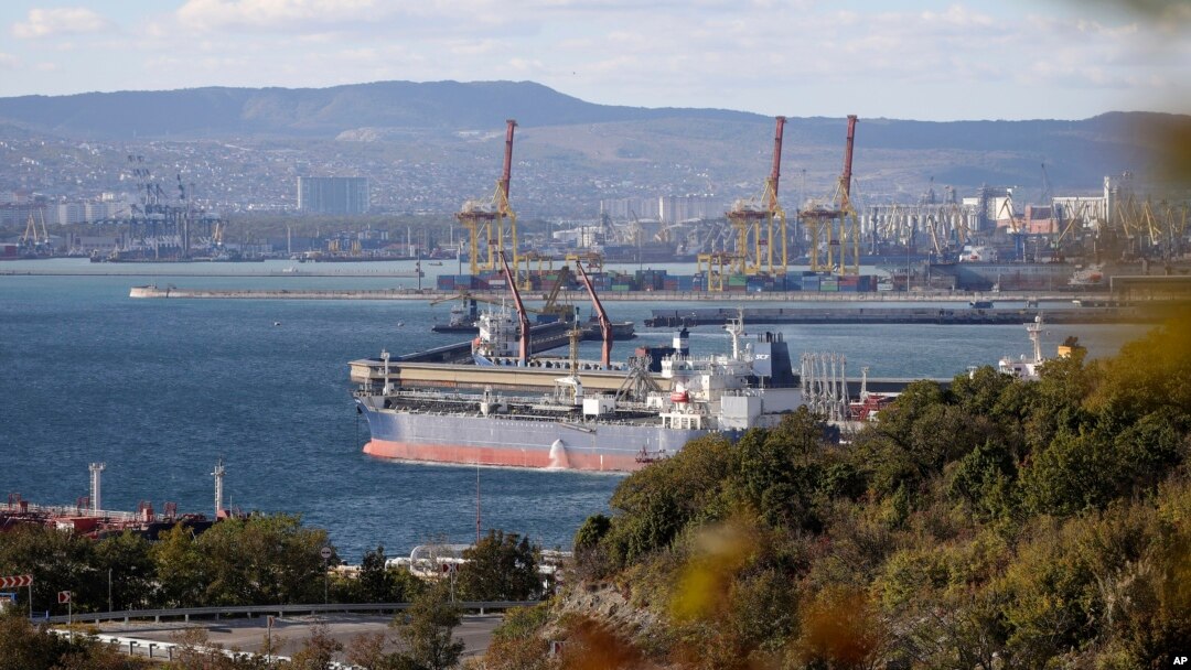 Sebuah kapal tanker minyak, anak perusahaan Transneft PJSC, di Novorossiysk, Rusia (foto: dok). AS tidak meminta India untuk mengurangi impor minyak dari Rusia. 