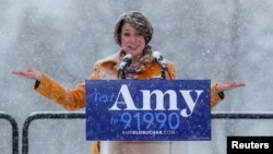 Senator Amy Klobuchar dari Minnesota mengumumkan pencalonannya dalam pemilihan Capres Partai Demokrat di tengah hujan salju di Minneapolis, Minnesota (10/2).