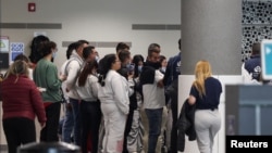 En Fotos | Llega a Colombia avión con ciudadanos deportados de EEUU