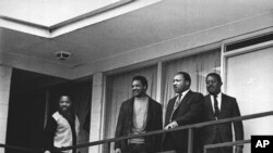 Kumbukumbu - Mchungaji Martin Luther King Jr. akiwa na viongozi wanaharakati wa haki za raia katika nyumba ya malazi Lorraine Motel in Memphis, Tenn., siku moja kabla ya kuuwawa katika eneo hilo hilo Aprili 3, 1968.