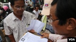 Opposition supporters check and count thumbprints on a petition to King Norodom Sihamoni at Cambodia National Rescue Party's headquarters in Phnom Penh, June 2, 2016.