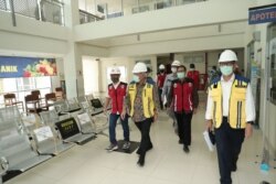 Menteri PUPR Basoeki Hadimolejono meninjau proses pembangunan unit khusus corona di RSA UGM, 29 April 2020. (Foto: Humas UGM)