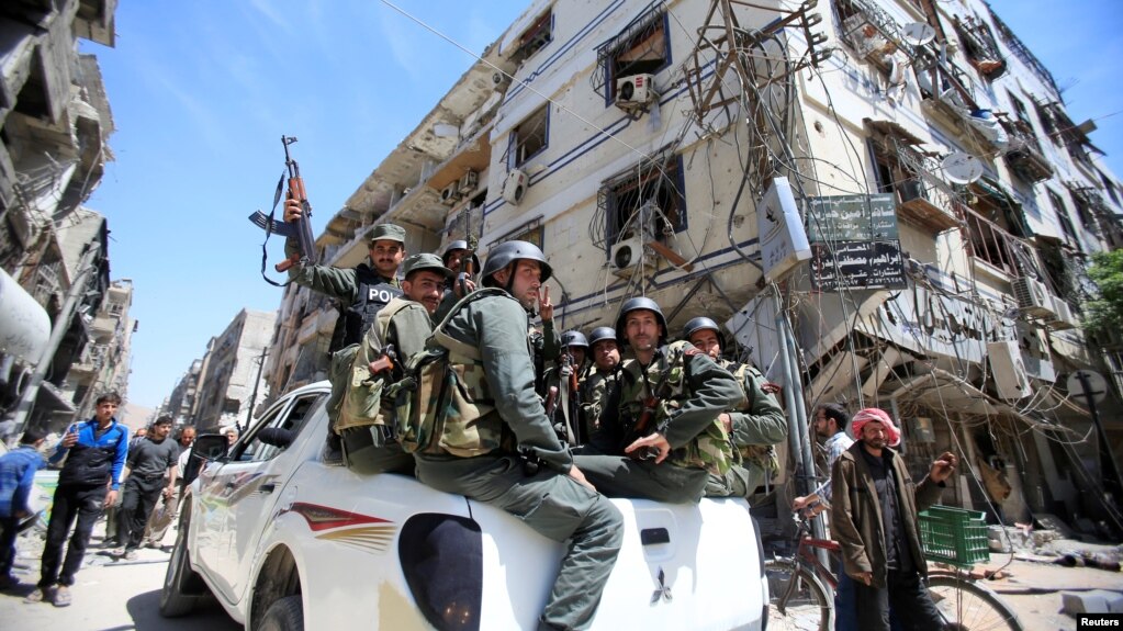 PolicÃ­as sirios patrullan una calle de Duma, Siria, el 16 de abril.