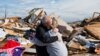 Mike Castle abraza a su hija Nikki después de localizar el collar de padre e hija que quería regalarle en Navidad, después del tornado en Dawson Springs, Kentucky. Minh Connors/USA Today Network vía Reuters