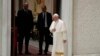 El papa Francisco entra al salón Pablo VI para su audiencia general semanal, en el Vaticano, el 27 de octubre de 2021. (AP Foto/Gregorio Borgia)