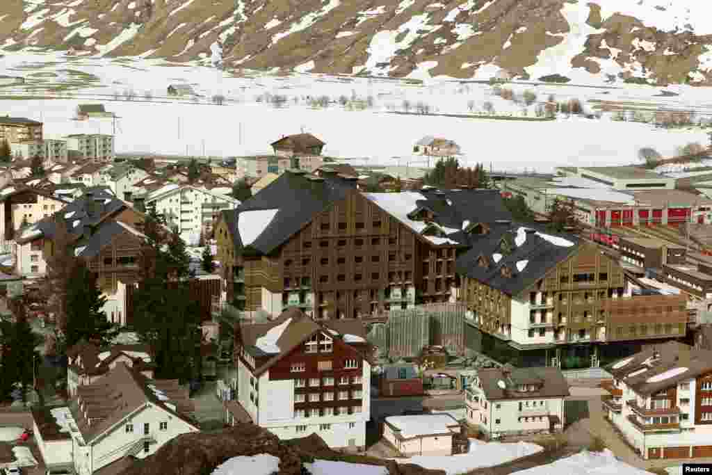 Lokasi konstruksi pembangunan hotel &#39;The Chedi&#39; di desa Andermatt, pegunungan Alpen di Swiss tengah yang dibangun oleh pengusaha Mesir, Samih Sawiris.