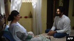 Foto yang diambil pada 18 Oktober 2017 menunjukkan aktris Pakistan Rubian Ashraf (kiri) dan aktor Ali Abbas tengah syuting serial drama 'Mein Maa Nahi Banna Chahti' (Aku Tidak Mau Jadi Ibu) di Karachi. Serial drama bertema isu sosial di Pakistan sangat populer di negara itu.