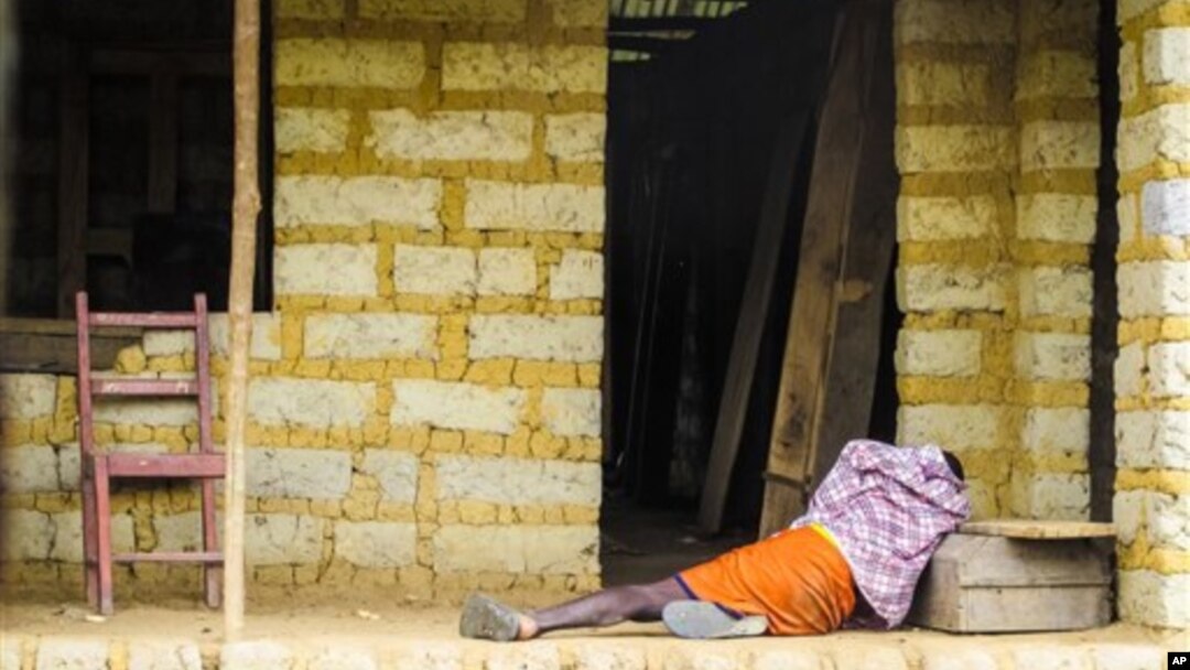 Seorang penderita ebola terlihat di depan rumahnya di Port Loko dekat Freetown, Sierra Leone (foto:dok). 