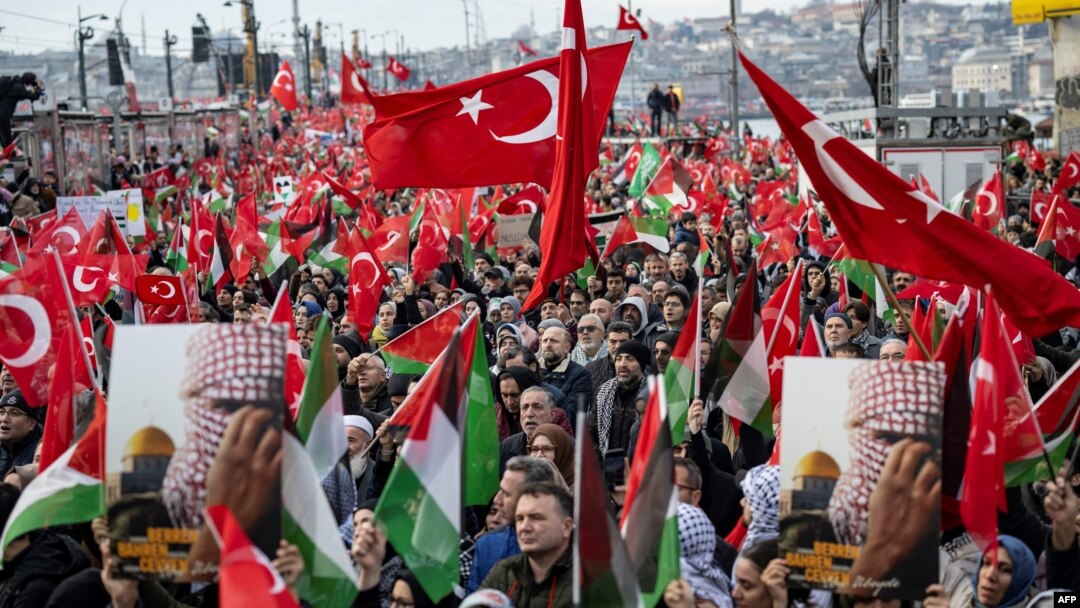 Ribuan orang berdemonstrasi untuk menunjukkan solidaritas terhadap rakyat Palestina di tengah perang antara Israel dan Hamas Palestina di Gaza, di Jembatan Galata di Istanbul pada 1 Januari 2024. (Foto: AFP)