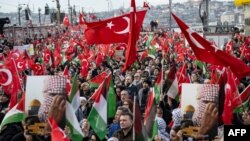 Ribuan orang berdemonstrasi untuk menunjukkan solidaritas terhadap rakyat Palestina di tengah perang antara Israel dan Hamas Palestina di Gaza, di Jembatan Galata di Istanbul pada 1 Januari 2024. (Foto: AFP)