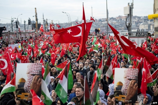 Mitinge binlerce kişi ellerinde taşıdıkları Türk ve Filistin bayraklarıyla katıldı.