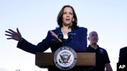 Wakil Presiden Kamala Harris berbicara kepada media di El Paso, Texas, Jumat (25/6). 