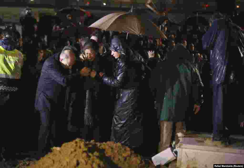 Ao centro está Flora, viúva do "rei" que morreu no domingo, 5 de Janeiro. Eusébio foi a enterrar no cemitério do Lumiar, em Lisboa, 6 de Janeiro 2014.&nbsp; REUTERS/Rafael Marchante