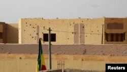 Des traces de tirs peuvent être vues sur les murs du commissariat de Gao, Mali, le 11 août 2015. 